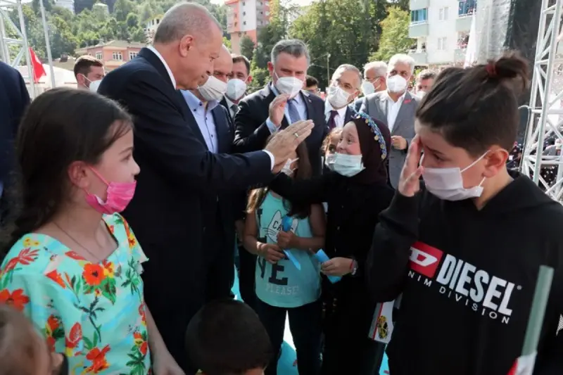 Cumhurbaşkanı Erdoğan’ın yanına geçebilmek için göz yaşlarını tutamadı