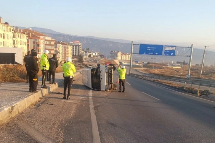 D100'de bariyerlere çarpan minibüs devrildi: 1 yaralı