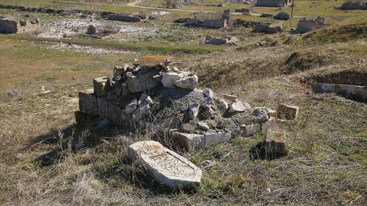 Dağlık Karabağ'da Ermeni güçlerin vahşetinin tanığı yıkılan mezarlıklar