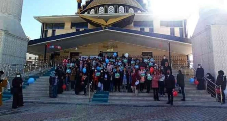 Dede ve torunların camideki renkli buluşması