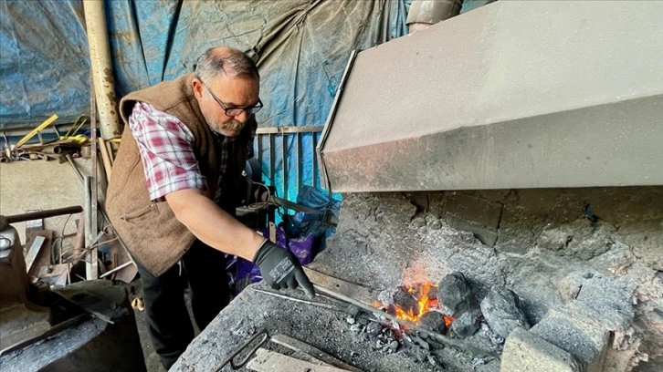 Dede yadigarı mesleğinde 40 yıldır demire şekil veriyor