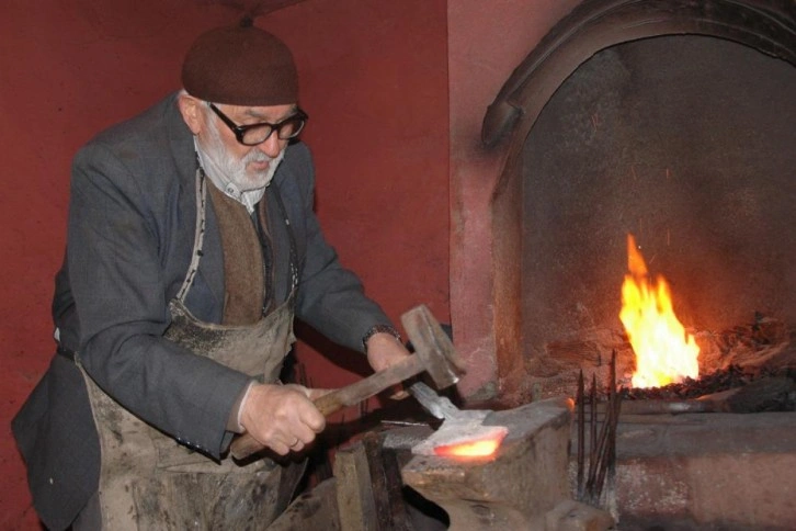 Demirci ustası ve eşi sobadan sızan karbonmonoksit gazından zehirlendi