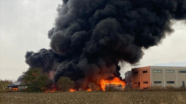 Denizli'de kimya fabrikasında çıkan yangına müdahale ediliyor