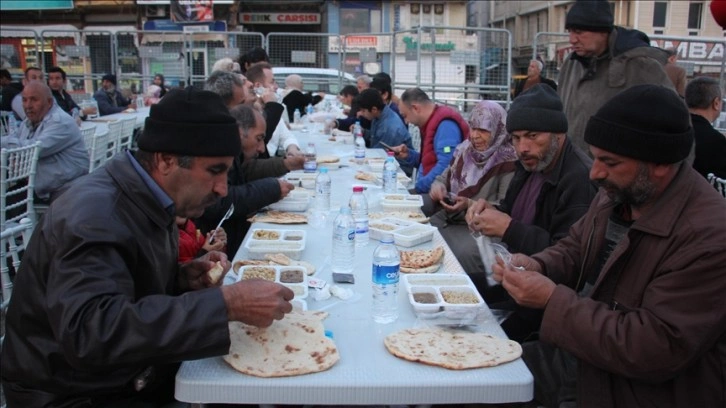 Deprem bölgesindeki 6 ilde ilk iftar yapıldı