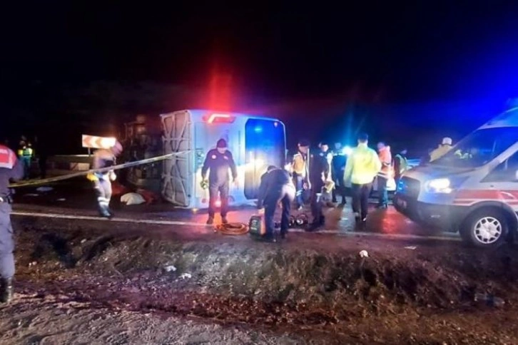 Deprem bölgesinden dönen belediye personellerini taşıyan otobüs devrildi: 3 ölü, 14 yaralı