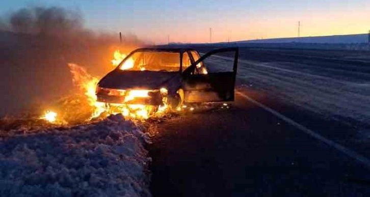 Deprem bölgesinden dönerken otomobilleri alev alev yandı