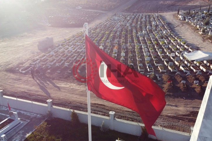 Depremde yakınlarını kaybeden aileler mezarlıklardan ayrılmıyor