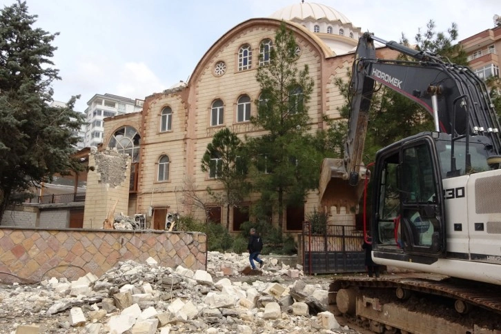 Depremde zarar gören minare yıkıldı