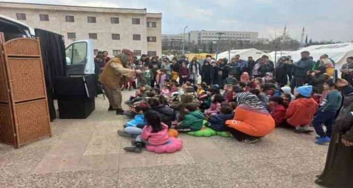 Depremzede çocuklara ‘Meddah Amca’dan masallar