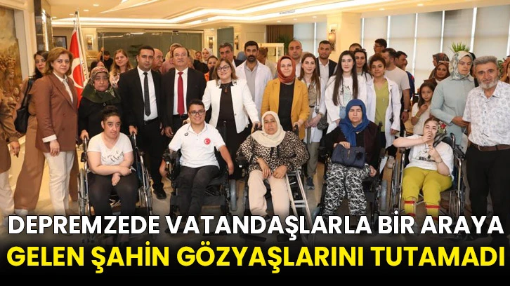 Depremzede vatandaşlarla bir araya gelen Şahin gözyaşlarını tutamadı