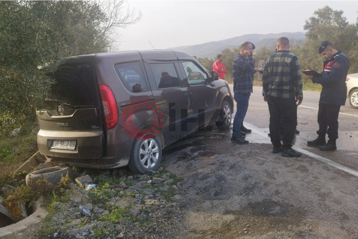 Depremzedelerin bulunduğu araç otomobille çarpıştı: 4 yaralı