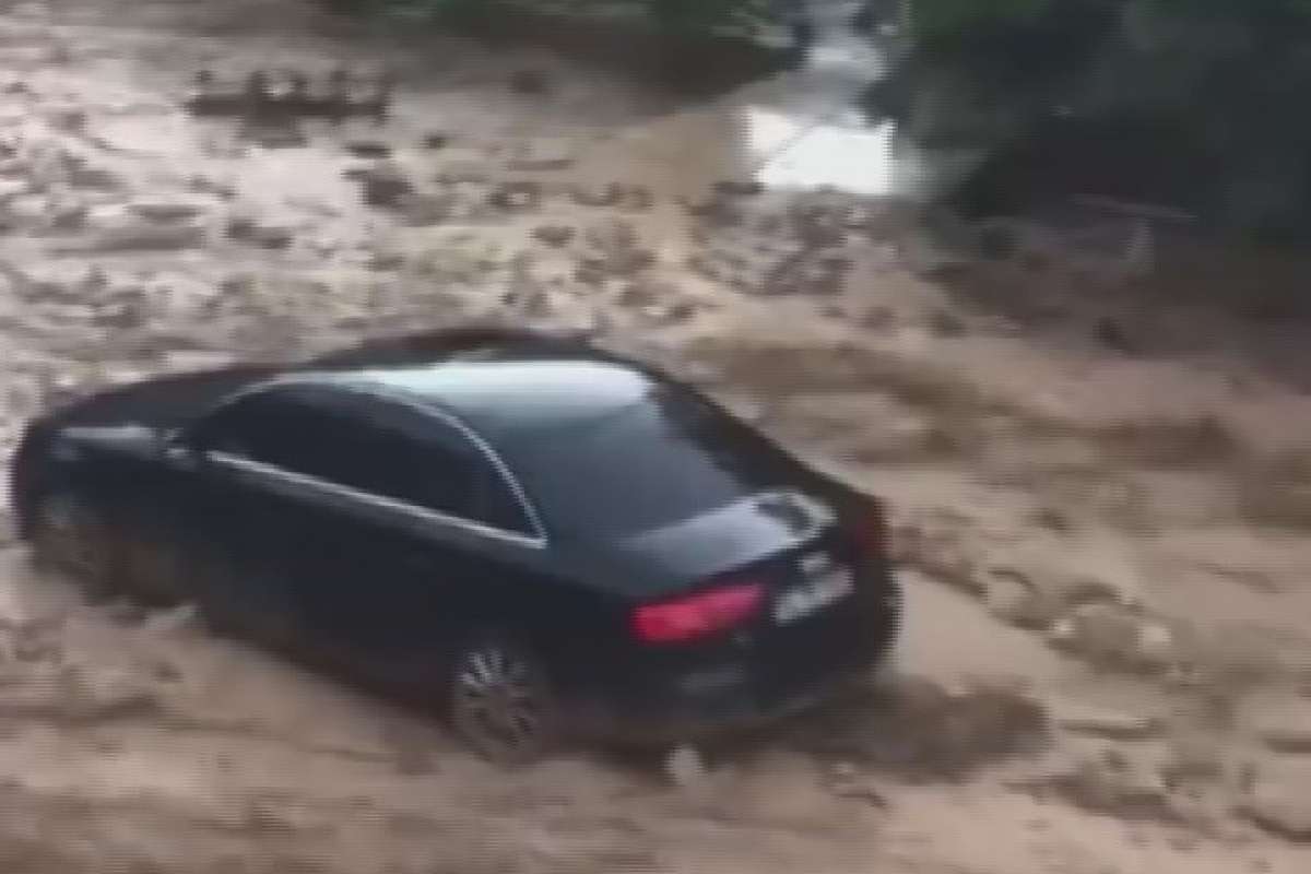 Dere taşınca sel yaşandı, o anlar kamerada