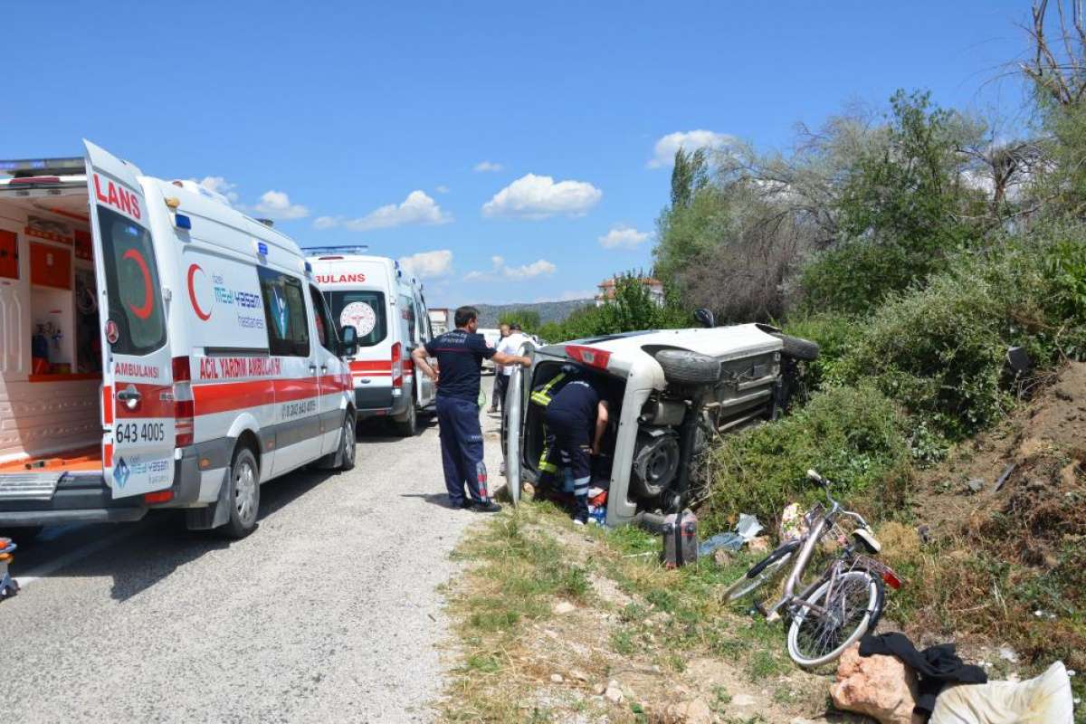 Devrilen aracın içinde sıkışan yaralıları itfaiye kurtardı