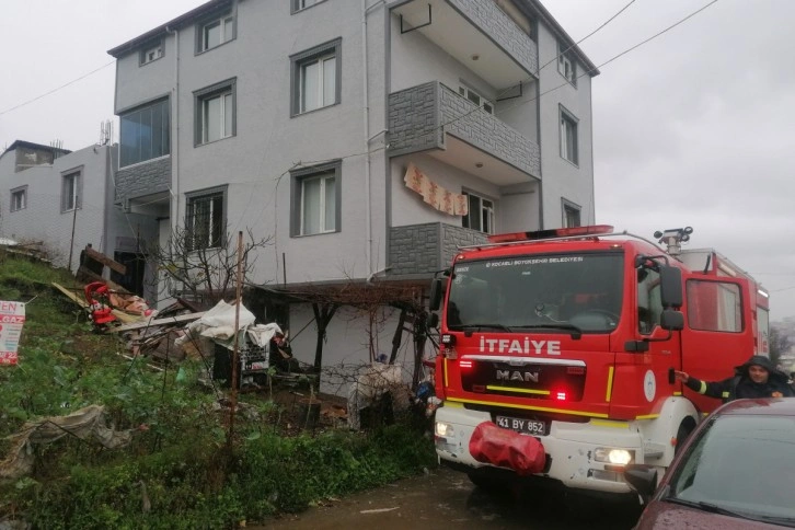 Devrilen soba evi yaktı, 2 kişi hastanelik oldu