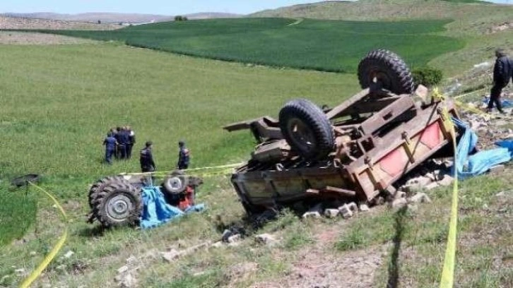 Devrilen traktörünün altında kalıp, öldü