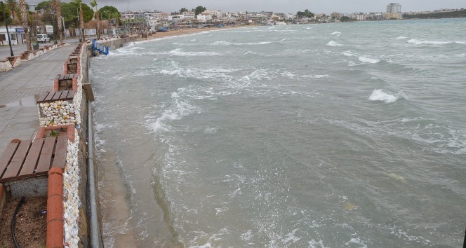 Didim'de şiddetli lodos çatı uçurdu, deniz kabardı