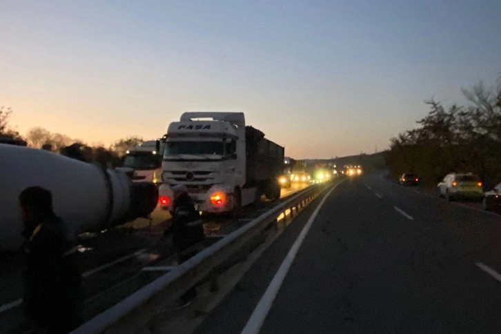 Direksiyonu kilitlenen beton mikseri karşı şeride geçerek devrildi