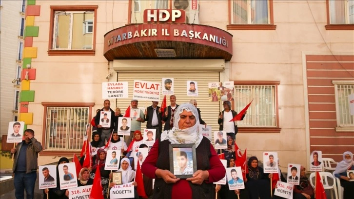 Diyarbakır annelerinin oturma eylemine bir aile daha katıldı