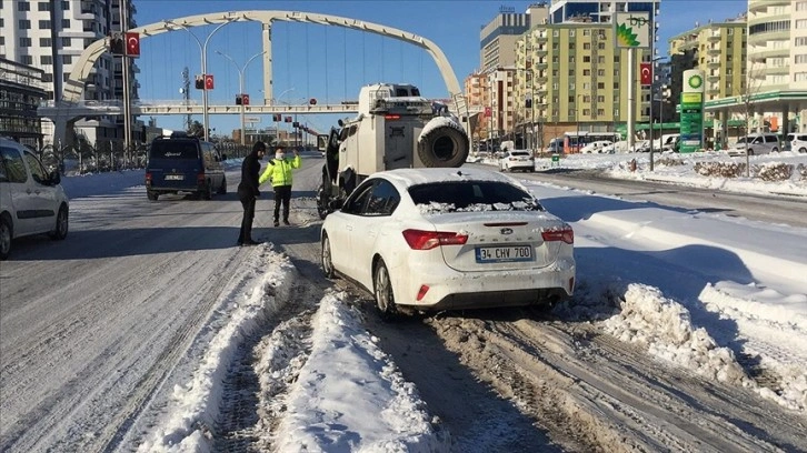 Diyarbakır ve Batman'da polisten yolda kalanlara yardım