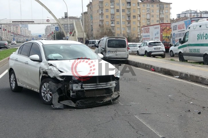 Diyarbakır’da araçlar çarpıştı, sürücüler burunları bile kanamadı