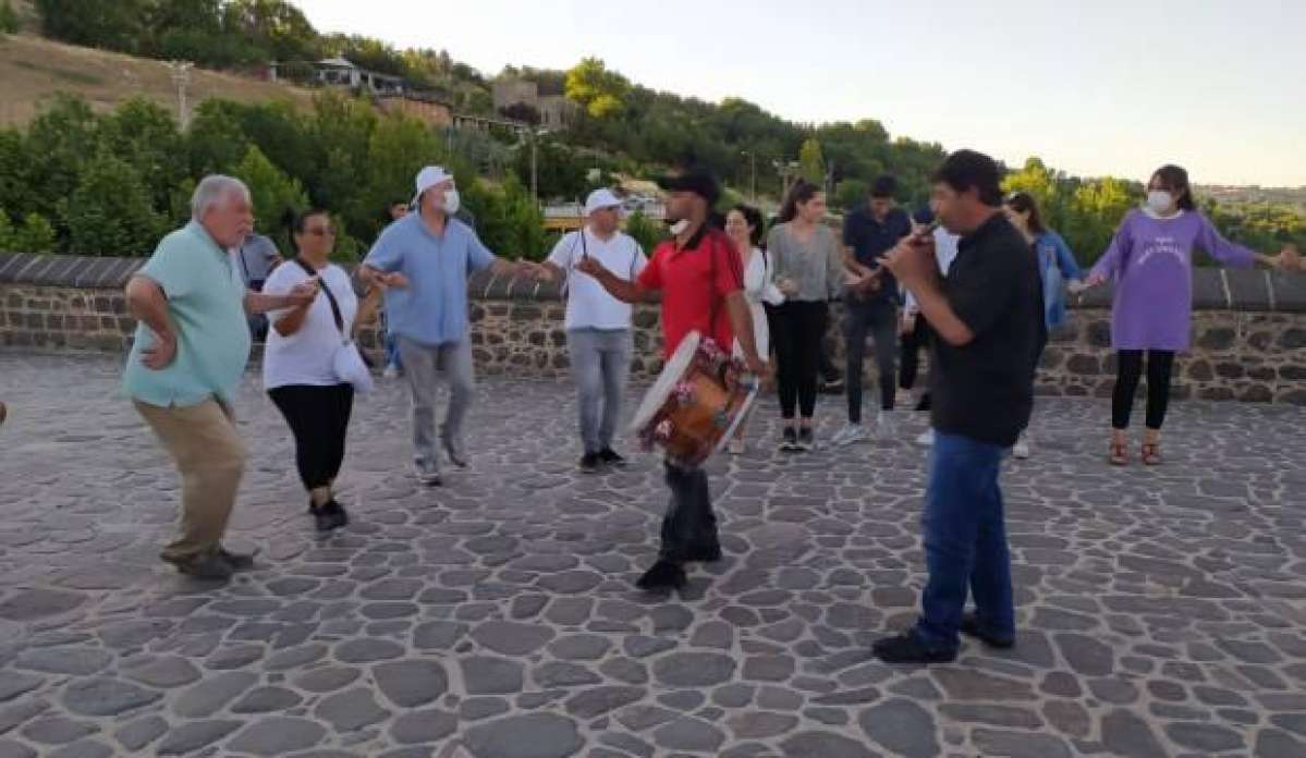 Diyarbakır’da bin yıllık köprüde tarihi halay