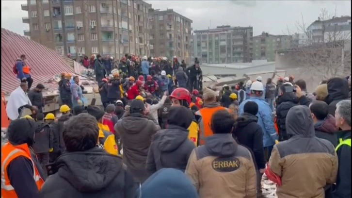 Diyarbakır'da depremde yıkılan binanın enkazından 2 kadın kurtarıldı