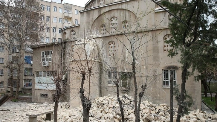 Diyarbakır'da depremlerde hasar gören caminin minaresi kontrollü şekilde yıkıldı