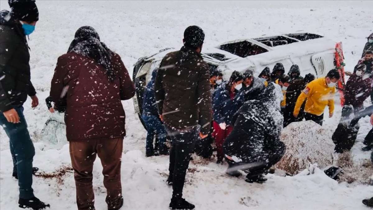 Diyarbakır'da devrilen iki minibüste 22 kişi yaralandı