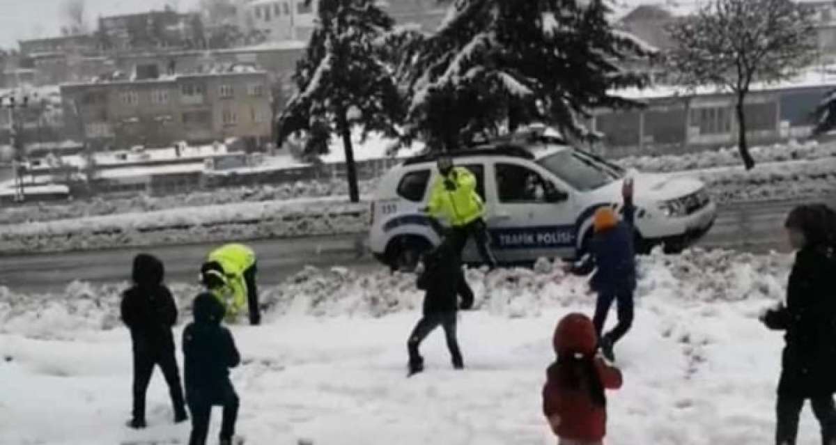 Diyarbakır'da polisler çocuklarla kar topu oynadı