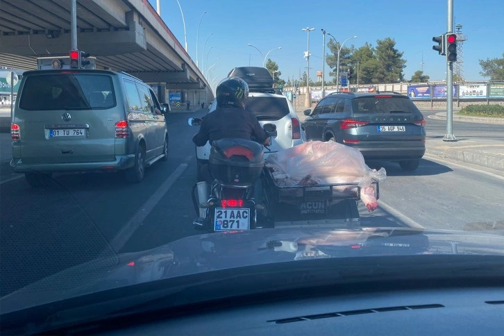 Diyarbakır’da sağlıksız et taşıma görenleri şaşırttı