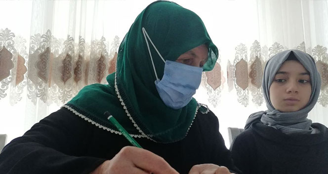 Doktor, mühendis ve öğretmen yetiştiren anne şimdi okuma yazma öğreniyor