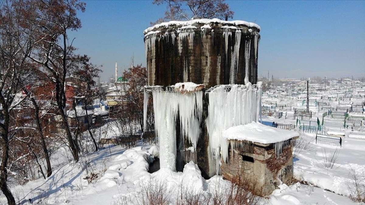 Dondurucu soğukların yaşandığı Ağrı'da 5 metrelik buz sarkıtları oluştu