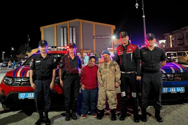 Down sendromlu Niyazi’ye davullu-zurnalı asker eğlencesi