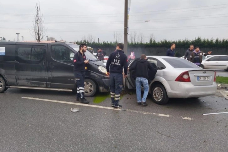 Duble yolda 4 araçlı zincirleme trafik kazası