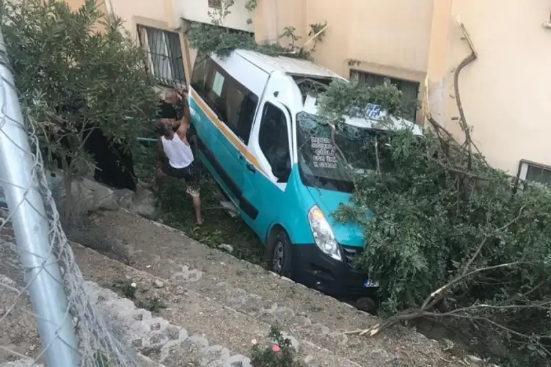 Düğüne giden minibüs apartman bahçesine düştü: 20 yaralı