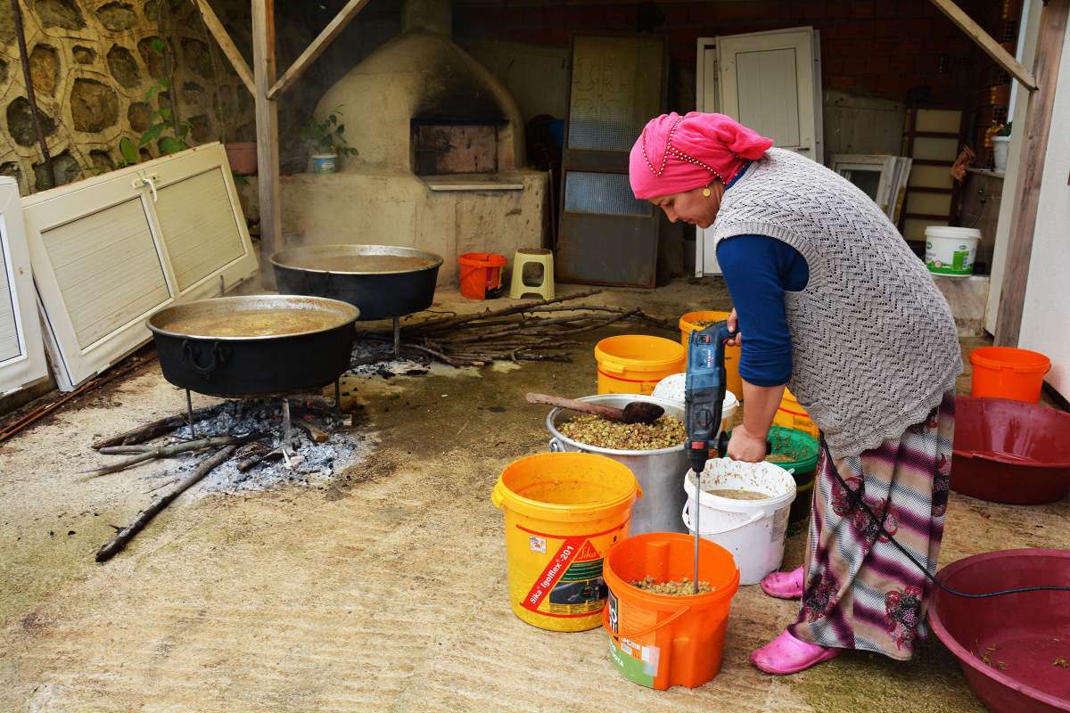 Dutları matkapla ezerek pekmez yapıyor