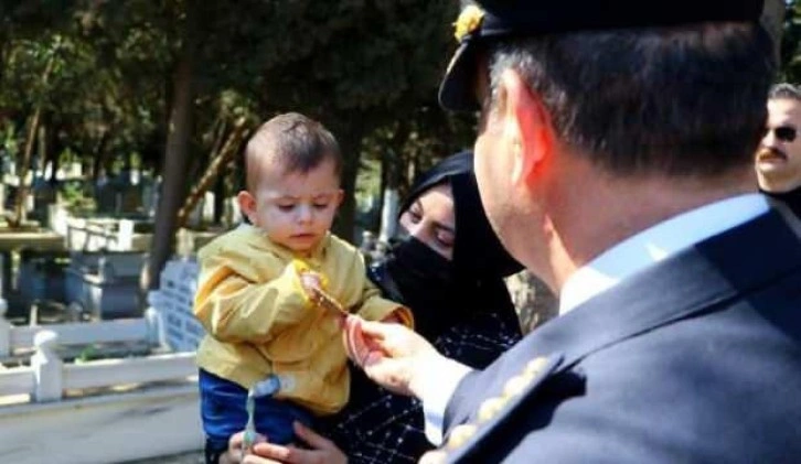 Duygulandıran anlar:  Yağız'ın kucağındayken öptüğü rozeti ona verdi