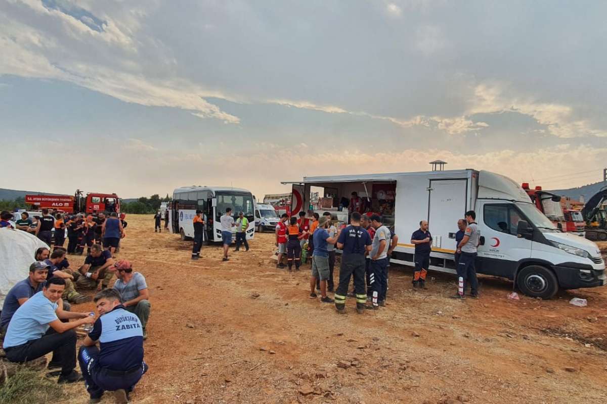 Düzceli gönüllüler Çine'de yangınla mücadele devam ediyor