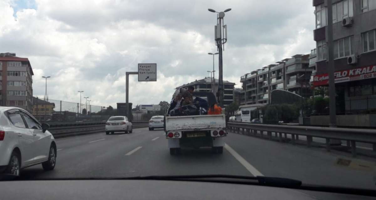 E-5'te çocukların kamyonet kasasında tehlikeli yolcuğu kamerada