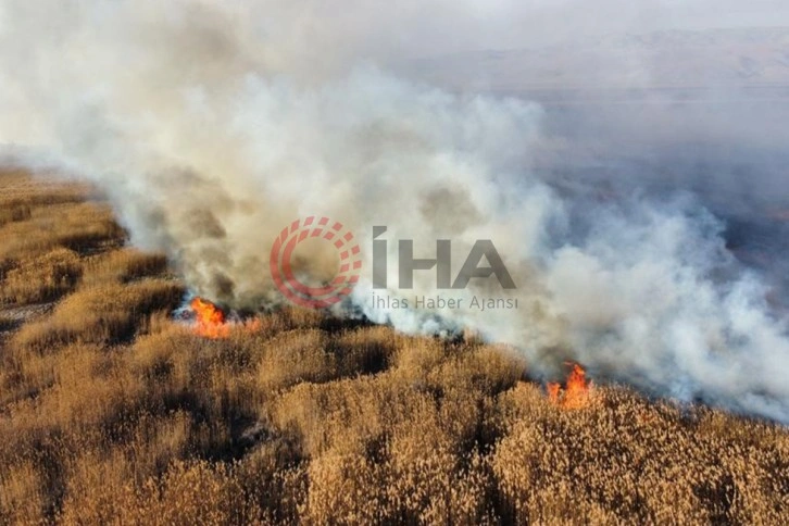 Eber Gölü’ndeki sazlık alanda yangın