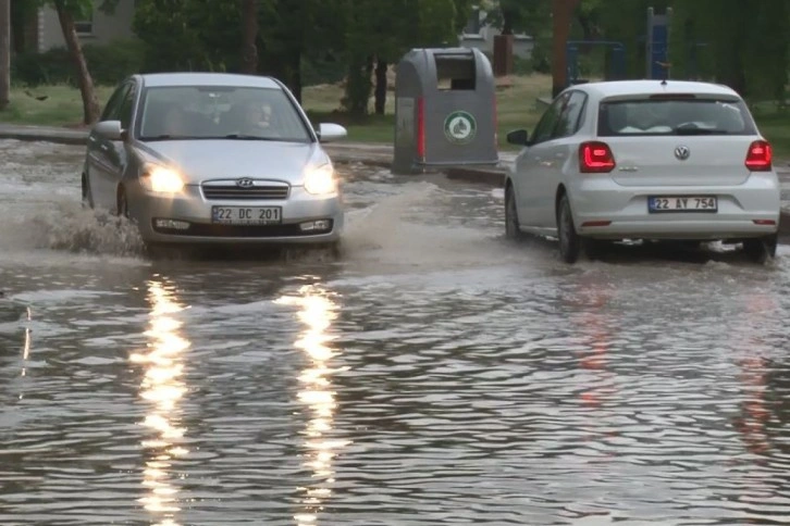 Edirne’de şiddetli yağış: Yollar göle döndü