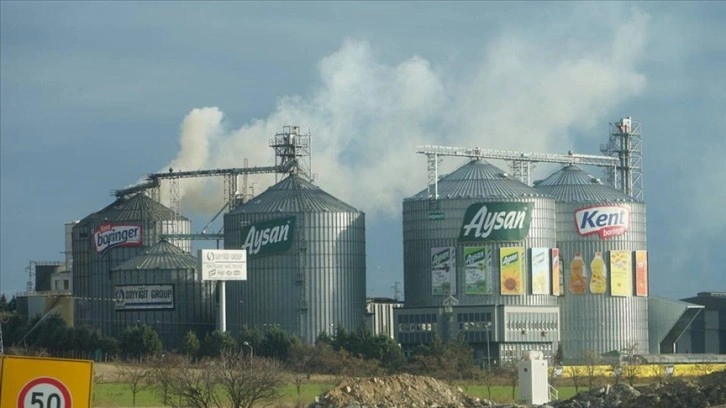 Edirne'de yağ fabrikasında çıkan yangına müdahale ediliyor