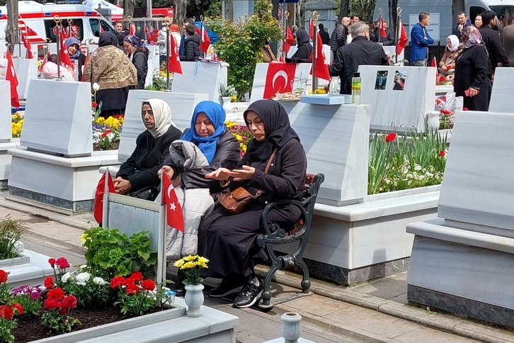 Edirnekapı Şehitliği'nde buruk bayram