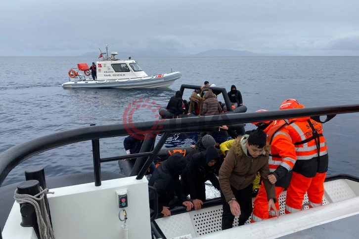 Ege Denizi'nde 40 göçmen yakalandı, 36 göçmen kurtarıldı