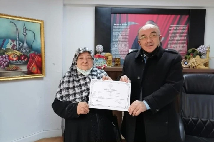 Ehliyet almak için 76 yaşında okuma yazma öğrendi