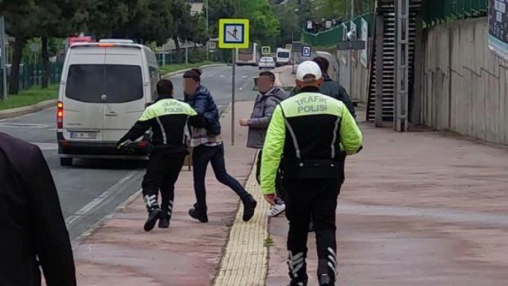 Ehliyetine el konulan sürücü polisin üzerine yürüdü!