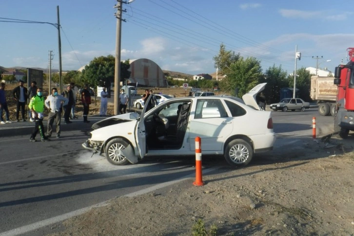 Elazığ’da 4 kişinin yaralandığı trafik kazası kameralara yansıdı