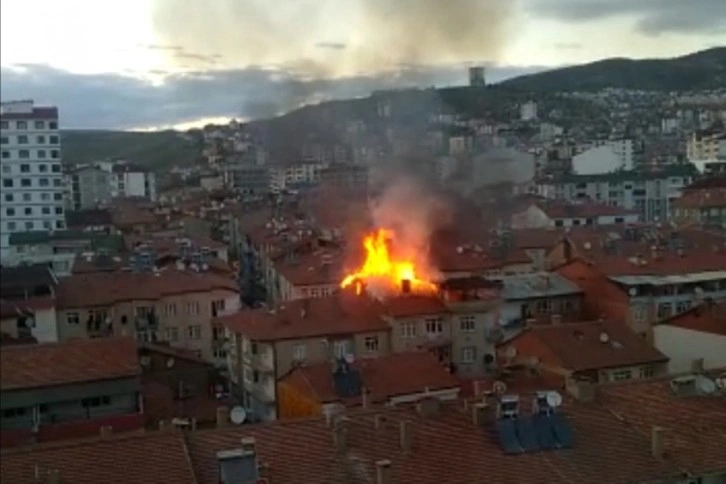 Elazığ'da çatı alev alev yandı