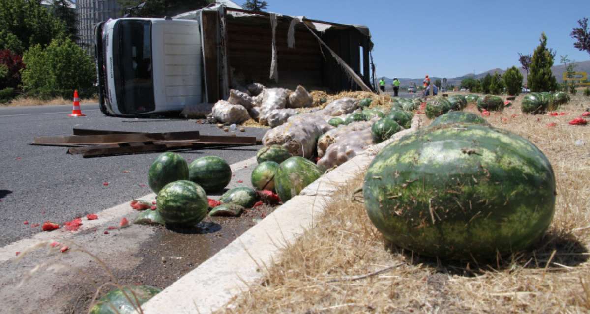 Elazığ'da kamyon devrildi karpuzlar yola saçıldı!