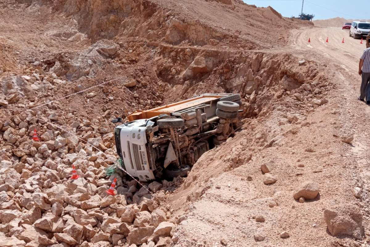 Elazığ'da kamyon şarampole devrildi: 1 ölü